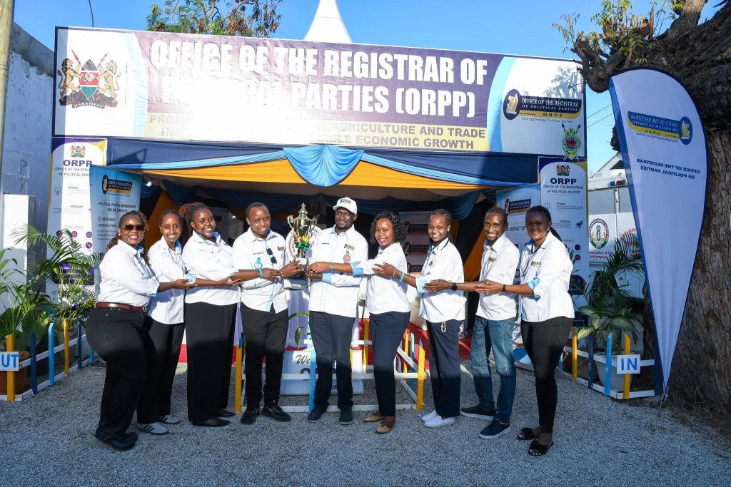 Kwa bashasha na tabasamu, timu nzima ya, ORPP ikiongozwa na Msajili wa Vyama vya Kisiasa, J.C.Lorinokou kusherehekea hadhi iliyozoa . Kwa bashasha na tabasamu, timu nzima ya, ORPP ikiongozwa na Msajili wa Vyama vya Kisiasa, J.C.Lorinokou kusherehekea hadhi iliyozoa .